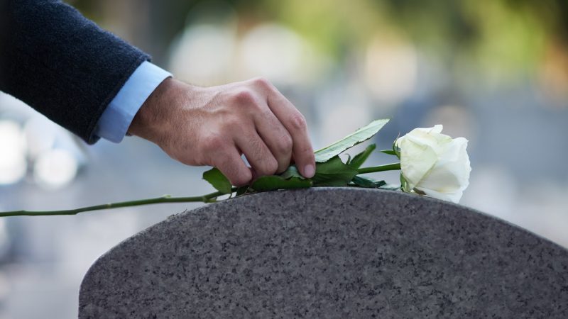 Różnice pomiędzy pochówkiem wyznaniowym a świeckim