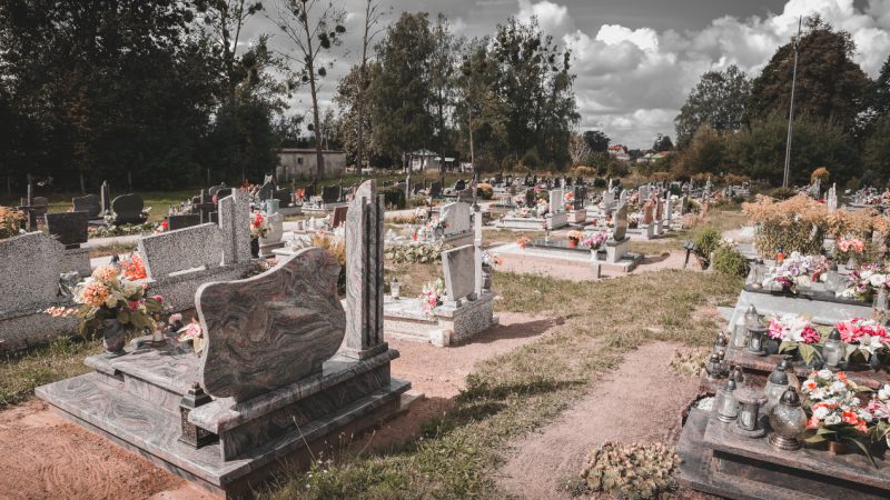 Czy osoba niewierząca może być pochowana na cmentarzu katolickim