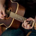 Jak nauczyć się grać na gitarze