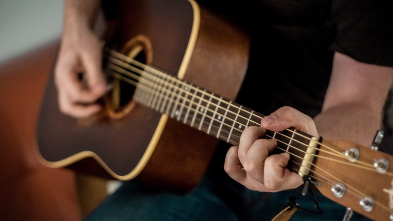Jak nauczyć się grać na gitarze